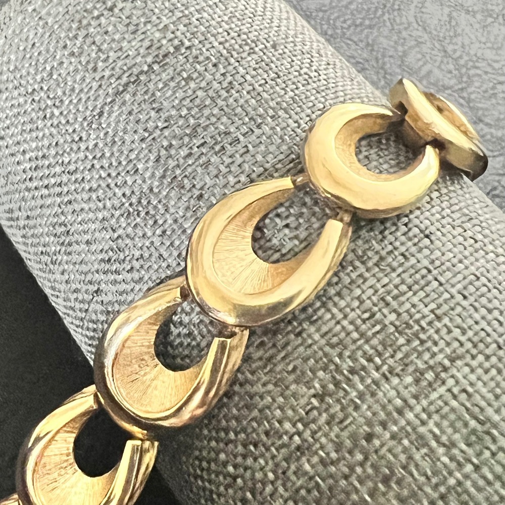 Trifari Vintage Gold Tone Horseshoe Link Bracelet 6.75" Classic 70s